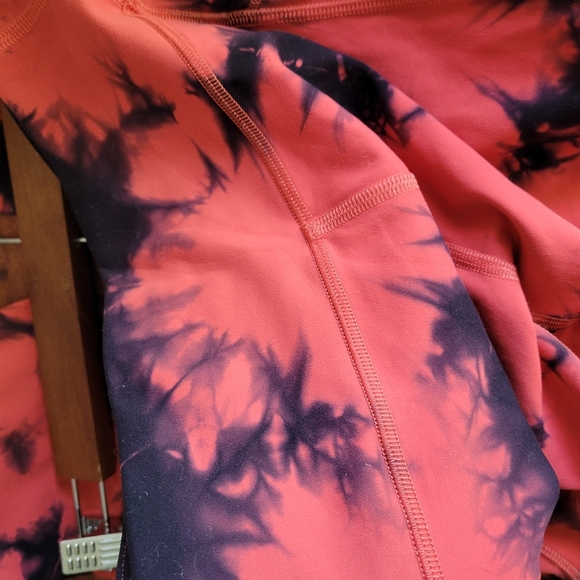 Lululemon Train High Rise Tight Wash Tie Dye Carnation Red Black Size 8 - Picture 9 of 10